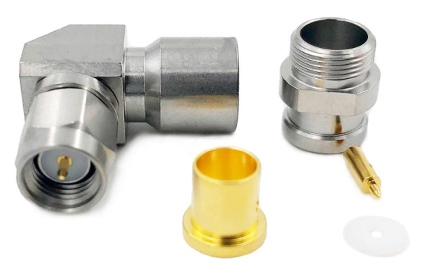 Коаксиальный коннектор SMA male угловой для кабеля D52